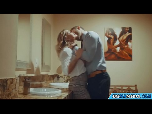 ❤️ Kiam belplena blondulo delogas vin en publika necesejo ❤ Anala video ĉe eo.befuck-net.ru ﹏